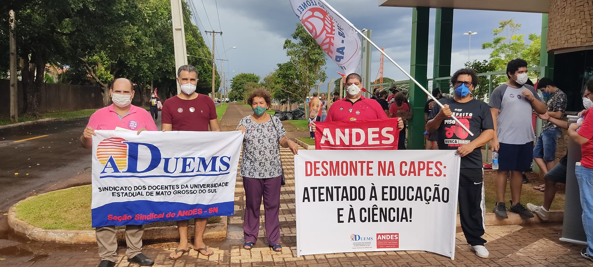 Ministro da Educação é recebido com protesto em Campo Grande